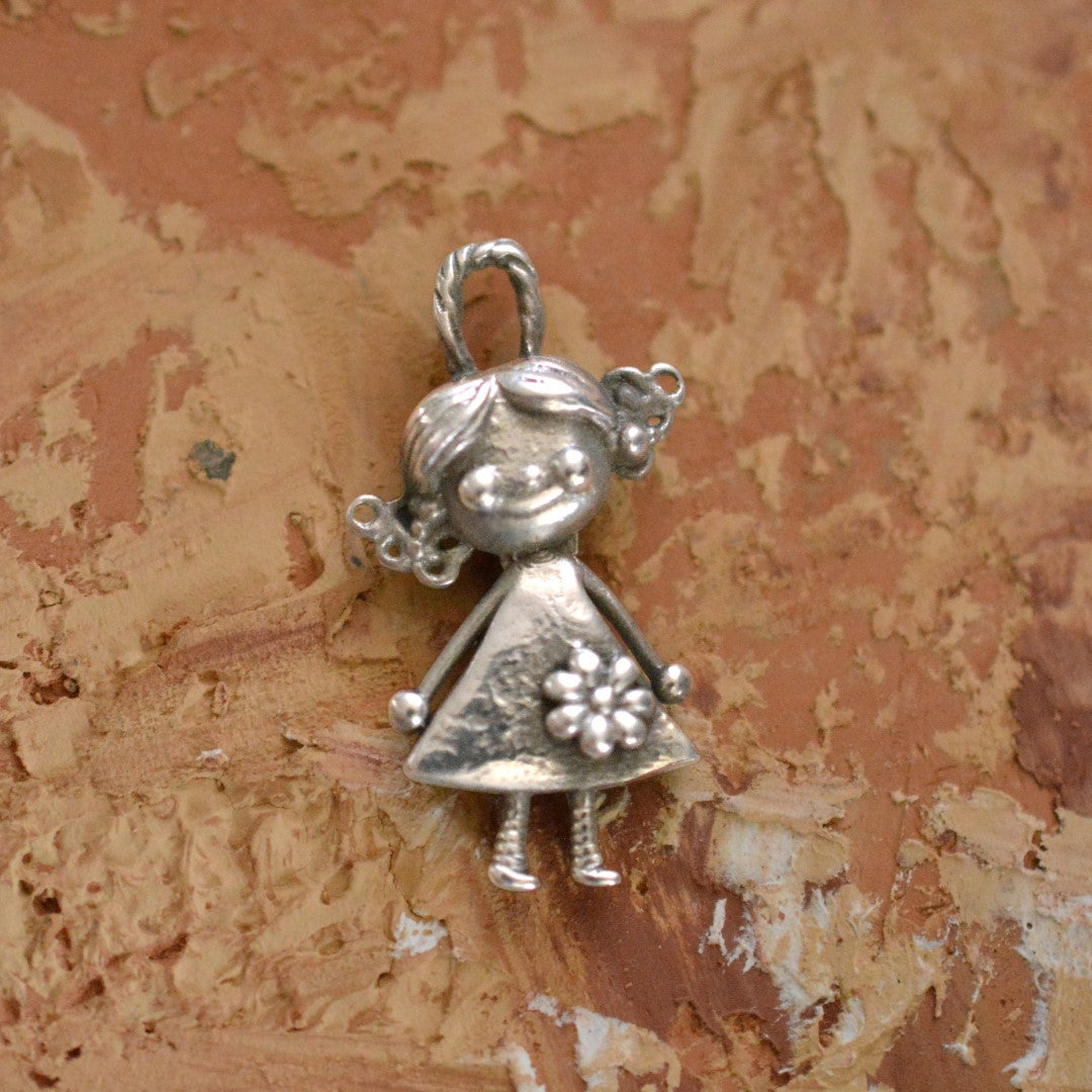 Сребърен медальон 925 „Момиченце с цвете“ – талисман за сестринска обич и подкрепа | Бохо – Рюстик – Скулптурни бижута | Арт Дива