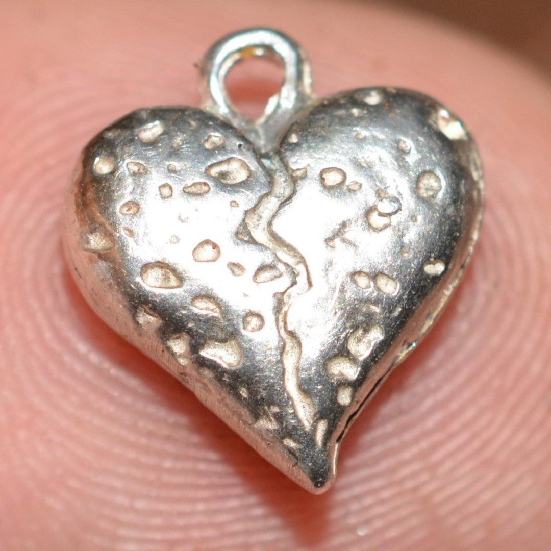 Сребърен медальон 925 „Каменено напукано сърце“ | Амулет на сила и любов | Ръчно изработено бохо-рустик бижу от ArtDiva | Скулптурен дизайн