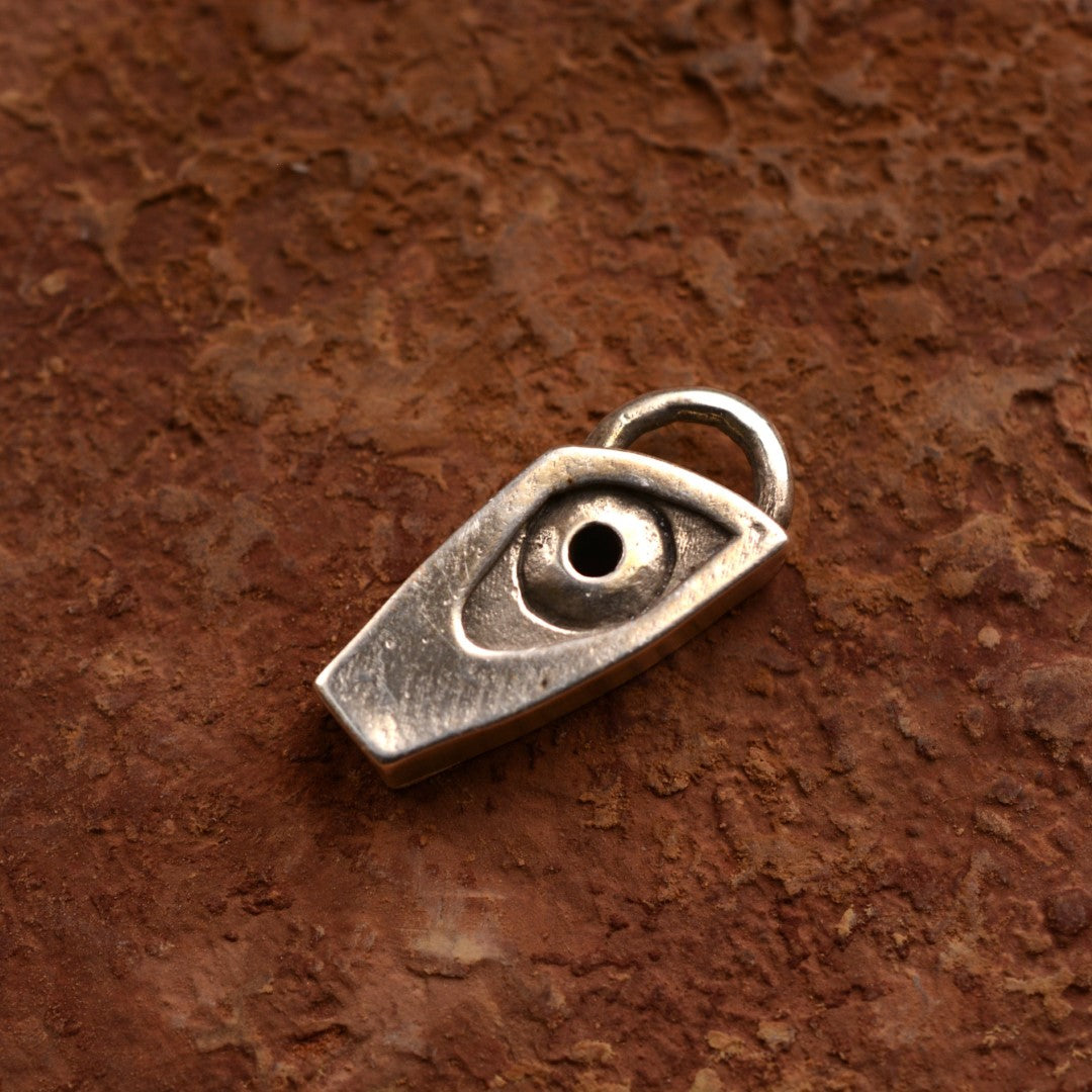Сребърен медальон 925 „Око на закрилата“ | Талисман за защита и интуиция | Бохо – рустик – скулптурно бижу от Арт Дива