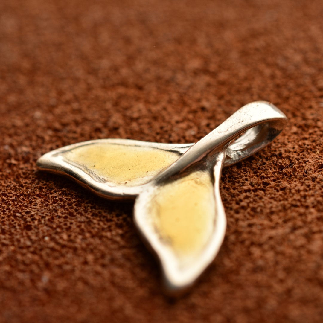 Сребърен медальон 925 „Опашка на кит“ със златни акценти – ръчно изработен талисман на силата, свободата и океанския дух, бохо-рустик скулптурно бижу от Арт Дива, заснето върху каменен фон.