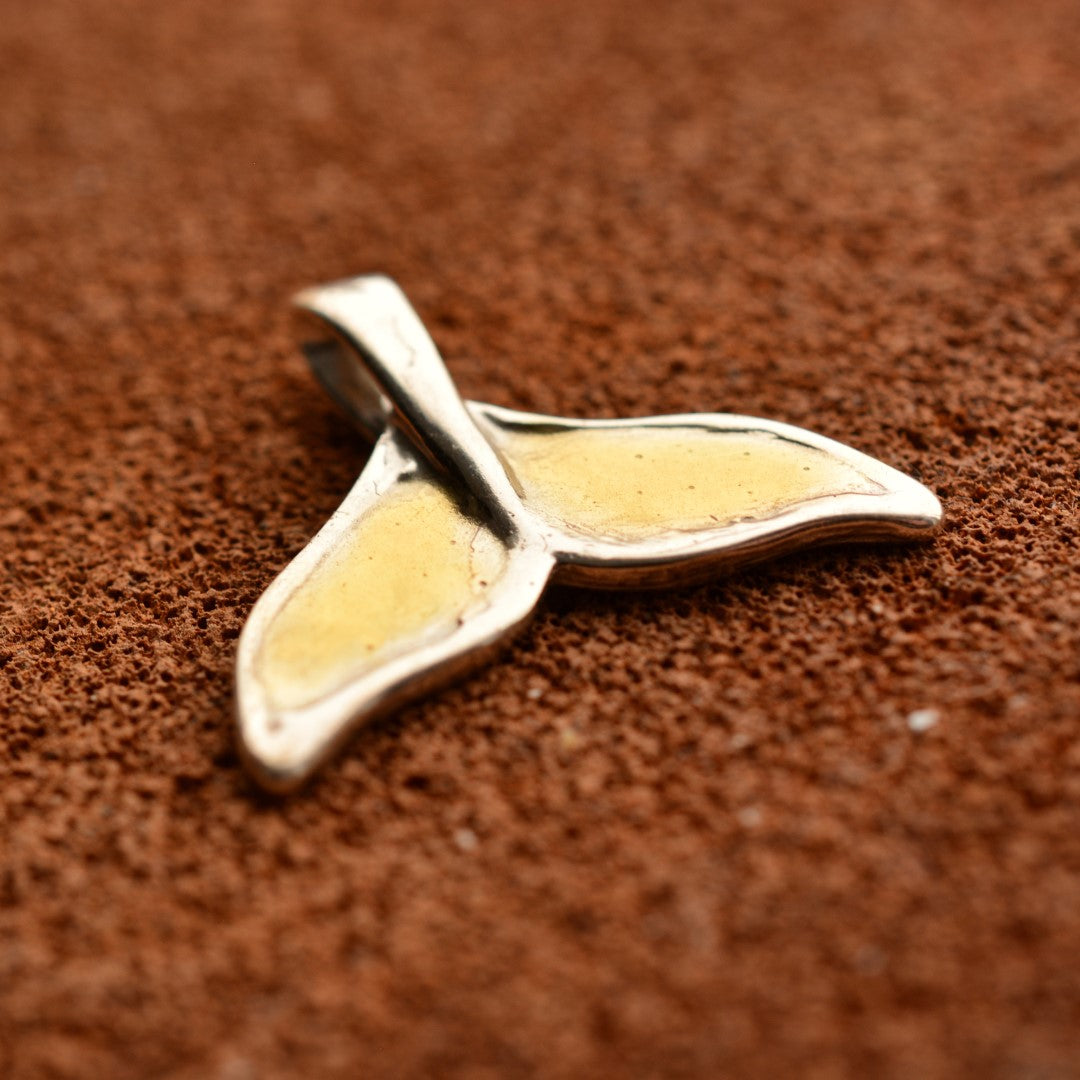 Сребърен медальон 925 „Опашка на кит“ със златни акценти | Символ на сила, свобода и океански дух | Ръчно изработено бижу от ArtDiva