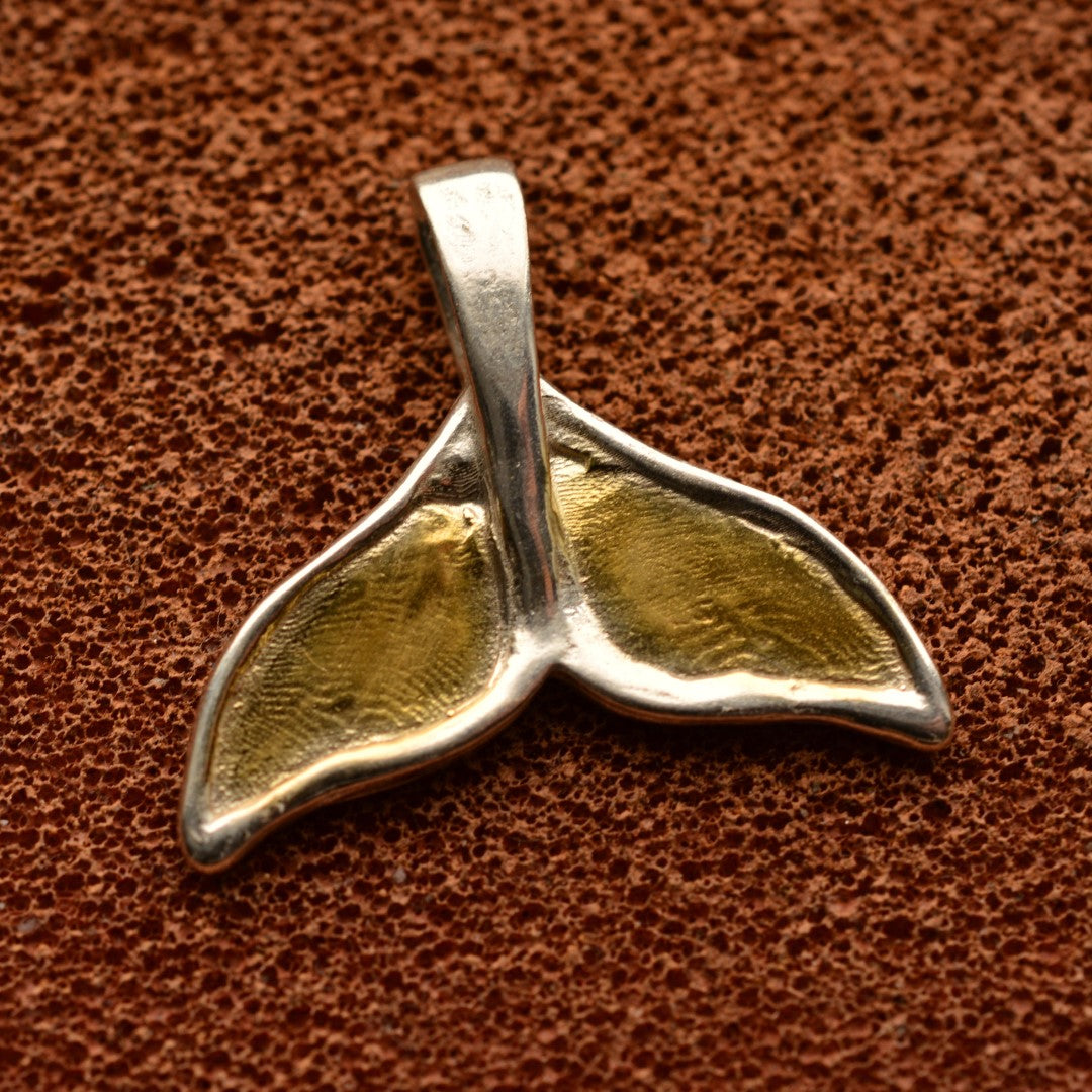 Сребърен медальон 925 „Опашка на кит“ със златни акценти | Символ на сила, свобода и океански дух | Ръчно изработено бижу от ArtDiva