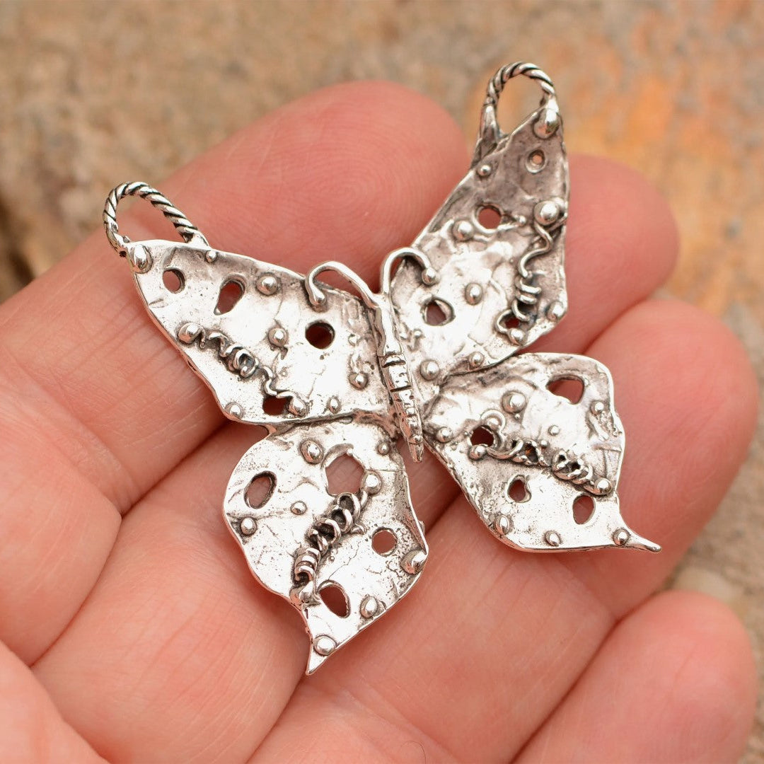 Сребърен медальон 925 „Пеперуда на трансформацията“ – символ на свободата, промяната и новото начало, ръчно изработено бохо-рустик скулптурно бижу от Арт Дива.