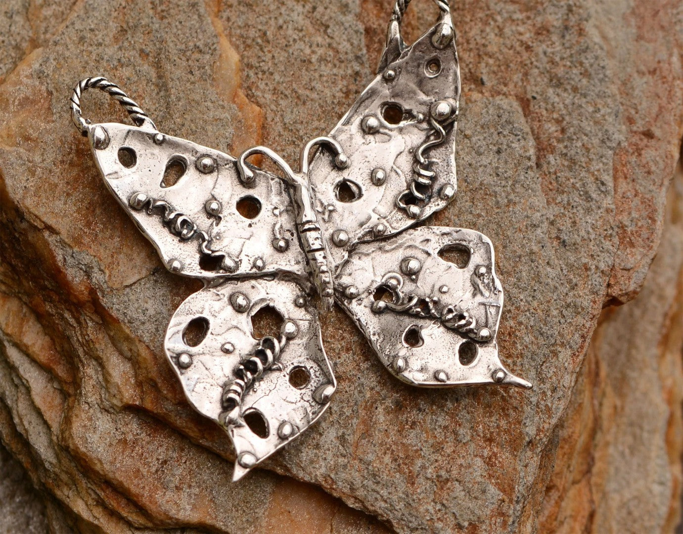 Сребърен медальон 925 „Пеперуда на трансформацията" – талисман на свободата и новото начало | Амулет на душевното пробуждане и женствената енергия | Бохо – Рустик – Скулптурни бижута | Арт Дива (Копие)