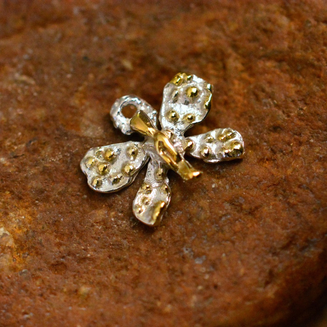 Сребърен медальон 925 пеперуда със златни акценти – талисман за промяна и лекота, ръчна изработка в бохо и рустик стил | Арт Дива