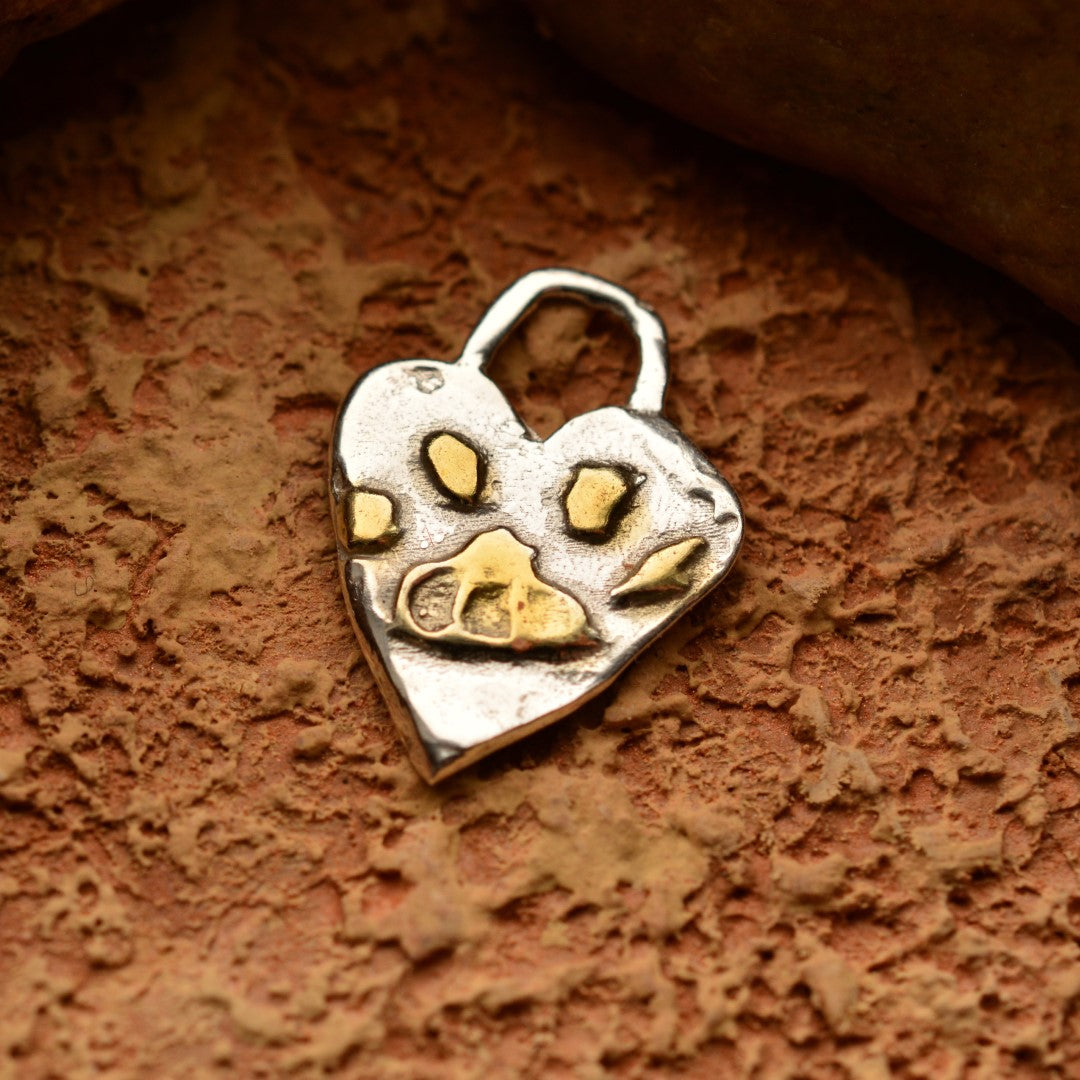 Сребърен медальон 925 „Пухкава следа“ | Амулет на любов и вярност | Ръчно изработено бижу със златни акценти от ArtDiva | Бохо – Рустик – Скулптурно бижу