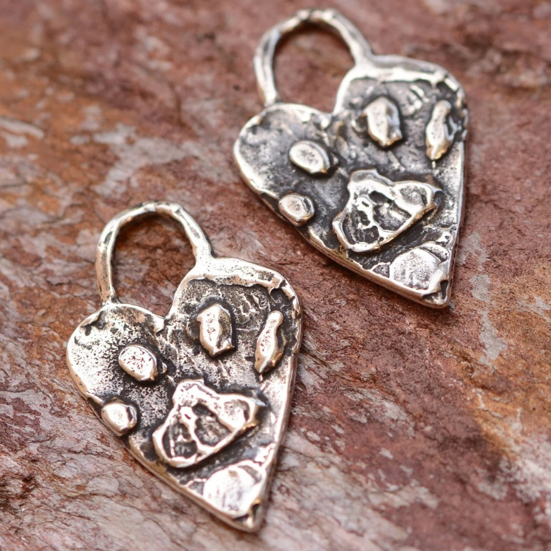 Сребърен медальон 925 лапичка в сърце – талисман за любов към животните, бохо и рустик бижу, подарък за майка, дъщеря или приятелка | Арт Дива