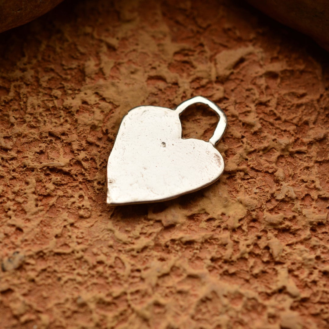 Сребърен медальон 925 „Пухкава следа“ | Амулет на любов и вярност | Ръчно изработено бижу със златни акценти от ArtDiva | Бохо – Рустик – Скулптурно бижу