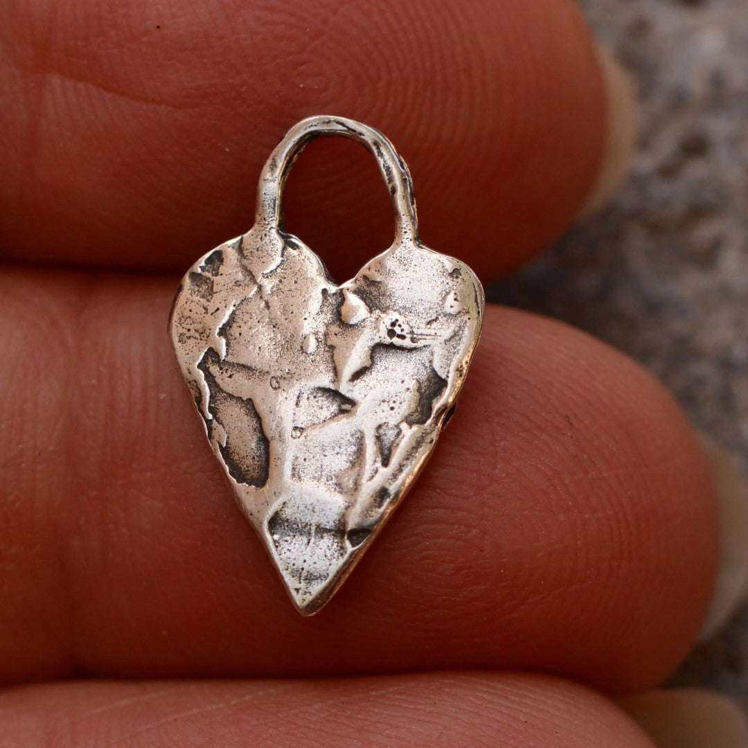 Сребърен медальон 925 лапичка в сърце – талисман за любов към животните, бохо и рустик бижу, подарък за майка, дъщеря или приятелка | Арт Дива