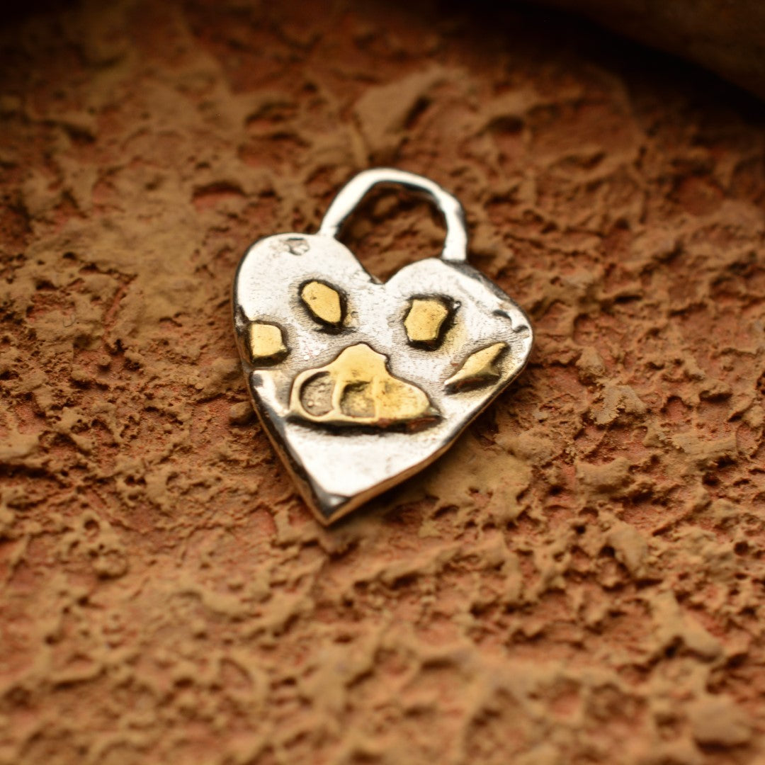 Сребърен медальон 925 „Пухкава следа“ | Амулет на любов и вярност | Ръчно изработено бижу със златни акценти от ArtDiva | Бохо – Рустик – Скулптурно бижу