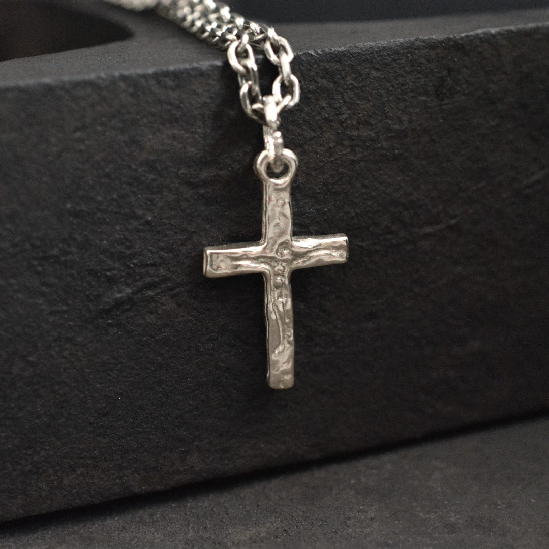Сребърен мъжки медальон „Разпятие“ – Кръст с Исус Христос | 925 Стерлингово Сребро | Ръчна изработка Art Diva