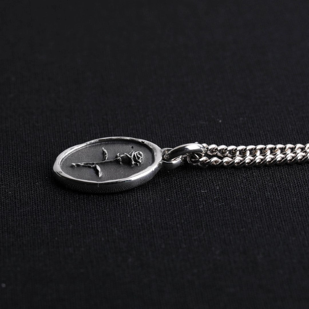 Сребърен медальон роза 925 | Арт висулка талисман „Memento Vivere“ | Символ на любов, красота и преходност| Ръчно изработено скулптурно бижу от Арт Дива