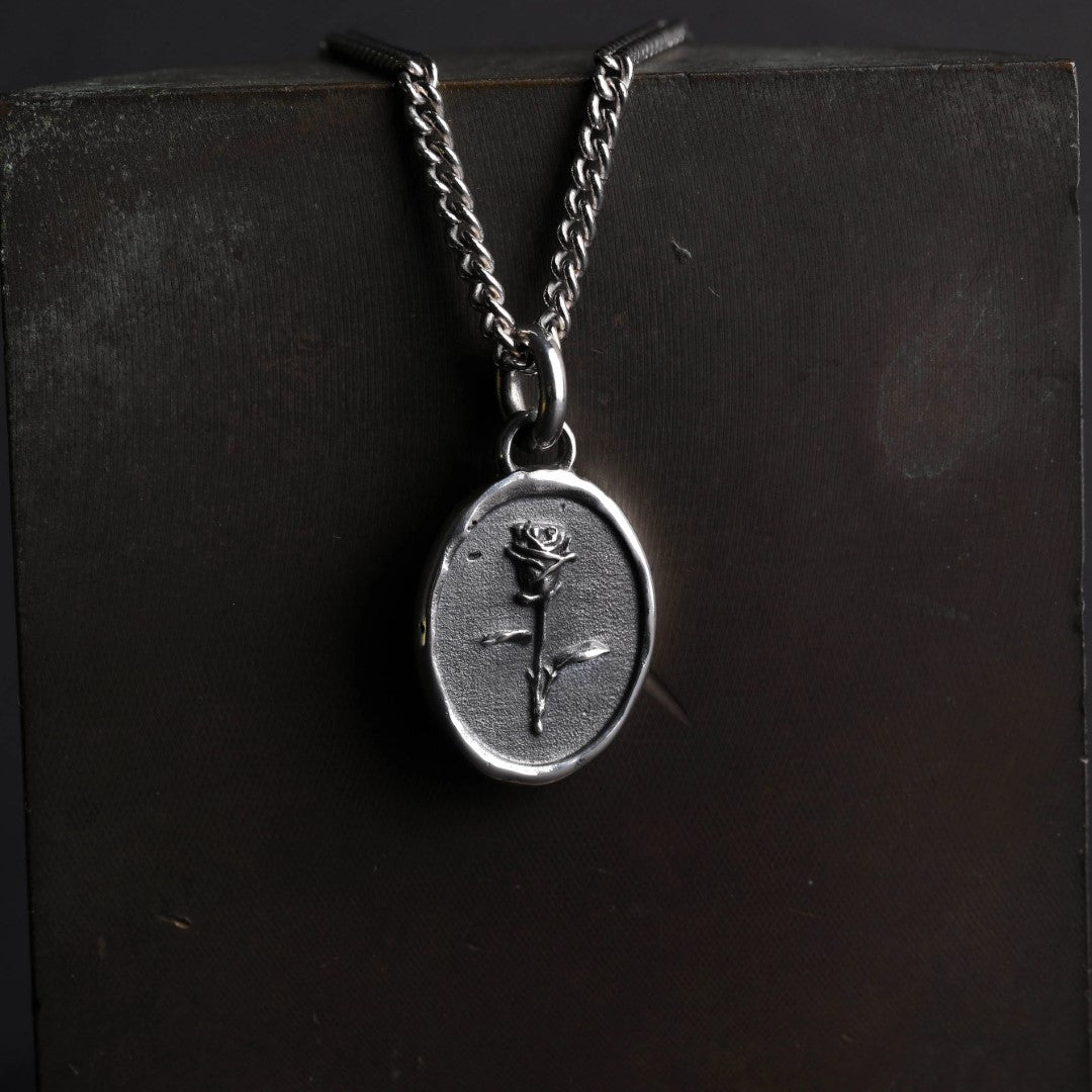Сребърен медальон роза 925 | Арт висулка талисман „Memento Vivere“ | Символ на любов, красота и преходност| Ръчно изработено скулптурно бижу от Арт Дива
