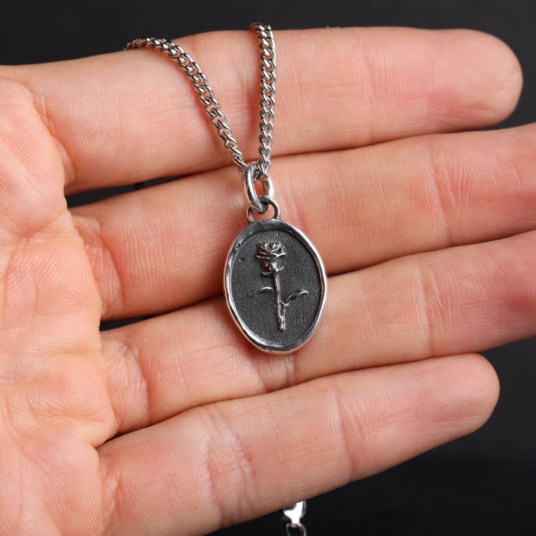 Сребърен медальон роза 925 | Арт висулка талисман „Memento Vivere“ | Символ на любов, красота и преходност| Ръчно изработено скулптурно бижу от Арт Дива