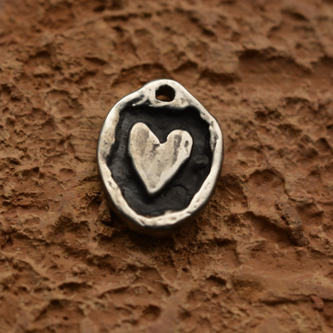 Сребърен медальон 925 „Рустикално сърце“ | Талисман и амулет на любовта и връзката | Ръчно изработено бижу от Арт Дива | Бохо – Рустик – Скулптурно бижу