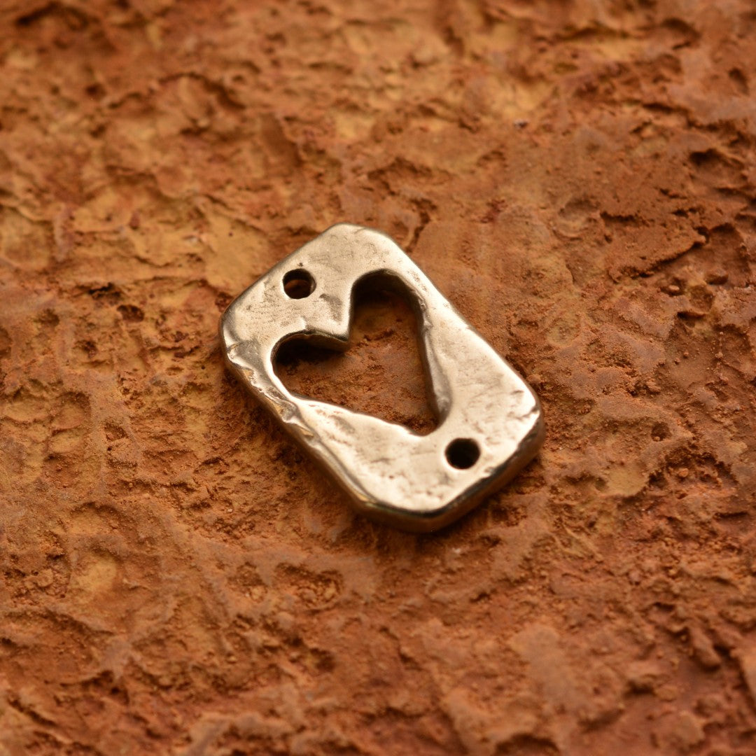Сребърен медальон 925 „Сърце“ | Амулет на любовта и защитата | Ръчно изработен талисман от Art Diva | Бохо – Рустик – Скулптурно бижу