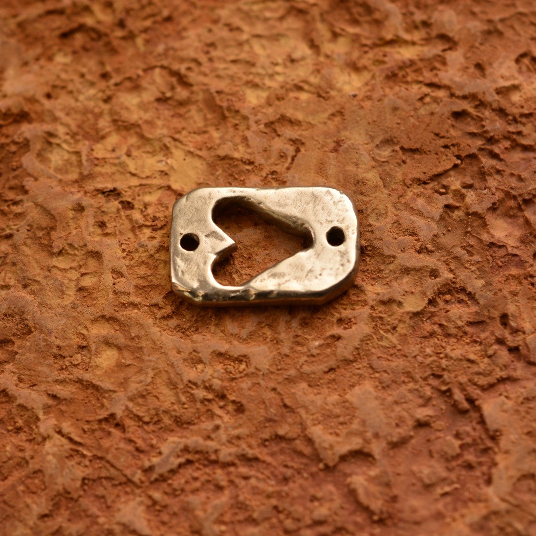 Сребърен медальон 925 „Сърце“ | Амулет на любовта и защитата | Ръчно изработен талисман от Art Diva | Бохо – Рустик – Скулптурно бижу