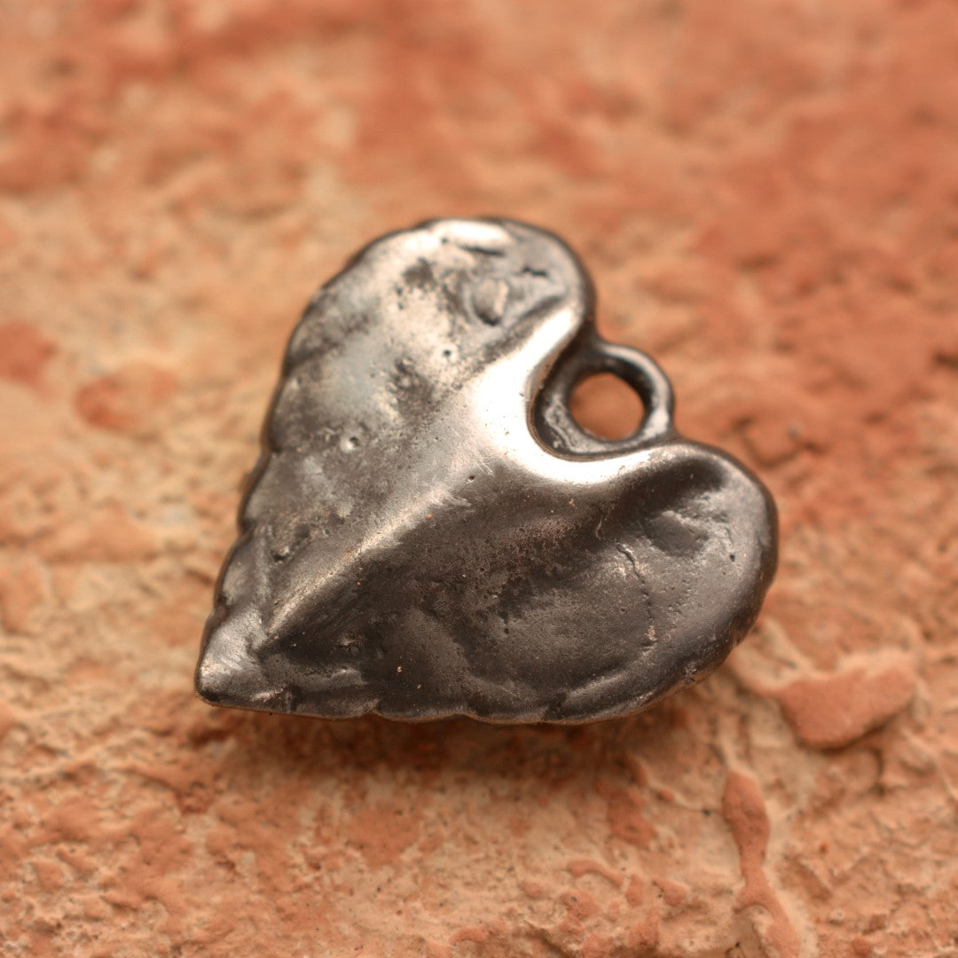 Сребърно бижу 925 – Медальон „Сърце с ангелски крила“, талисман за закрила и любов, бохо арт стил, ръчна изработка