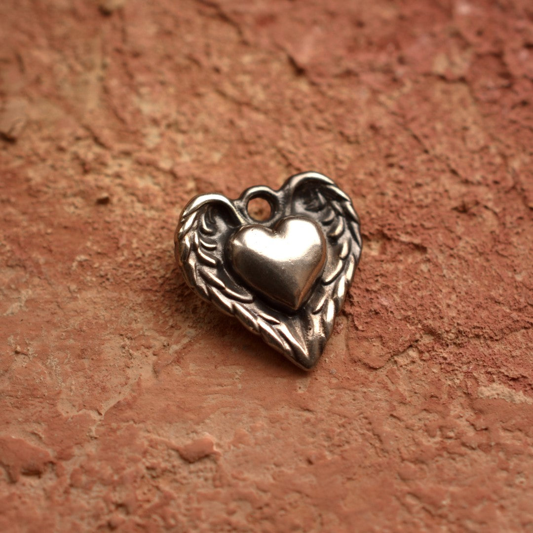 Сребърно бижу 925 – Медальон „Сърце с ангелски крила“, талисман за закрила и любов, бохо арт стил, ръчна изработка