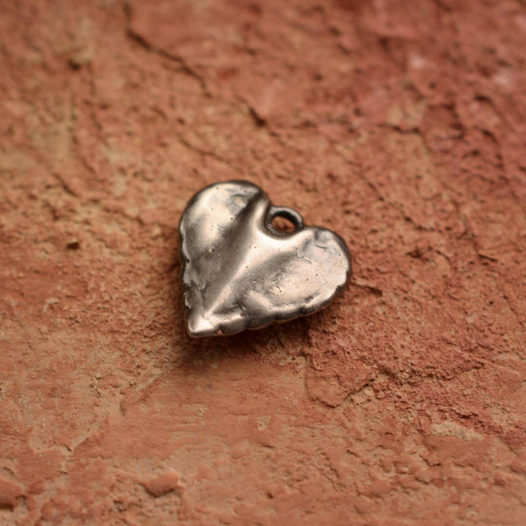 Сребърно бижу 925 – Медальон „Сърце с ангелски крила“, талисман за закрила и любов, бохо арт стил, ръчна изработка
