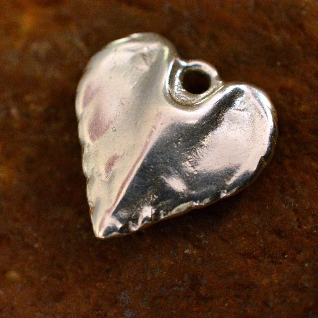 Сребърен медальон 925 със златен акцент – „Сърце с ангелски крила“ | Талисман за закрила и любов | Бохо – Арт – Рюстик | Ръчна изработка от Art Diva