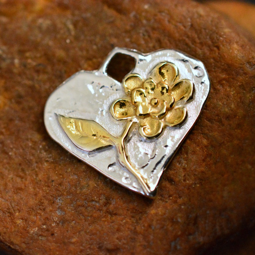 Талисман за любов и надежда – сребърен медальон 925 сърце с цвят и златни акценти, ръчна изработка в бохо и рустик стил | Арт Дива