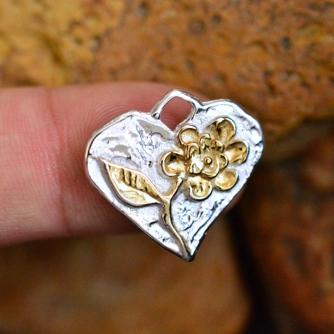 Талисман за любов и надежда – сребърен медальон 925 сърце с цвят и златни акценти, ръчна изработка в бохо и рустик стил | Арт Дива