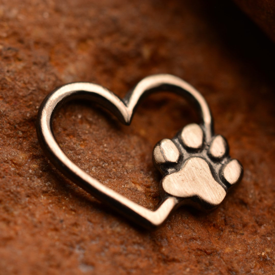 Сребърен медальон 925 „Сърце и лапичка" – символ на обичта към животните | Талисман на вярността и безусловната любов | Оксидирано бохо – рустик скулптурно бижу | Арт Дива
