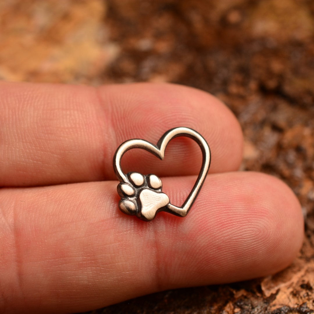 Сребърен медальон 925 „Сърце и лапичка" – символ на обичта към животните | Талисман на вярността и безусловната любов | Оксидирано бохо – рустик скулптурно бижу | Арт Дива