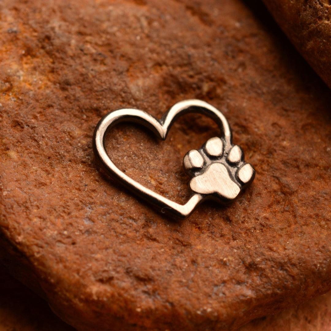 Сребърен медальон 925 „Сърце и лапичка" – символ на обичта към животните | Талисман на вярността и безусловната любов | Оксидирано бохо – рустик скулптурно бижу | Арт Дива