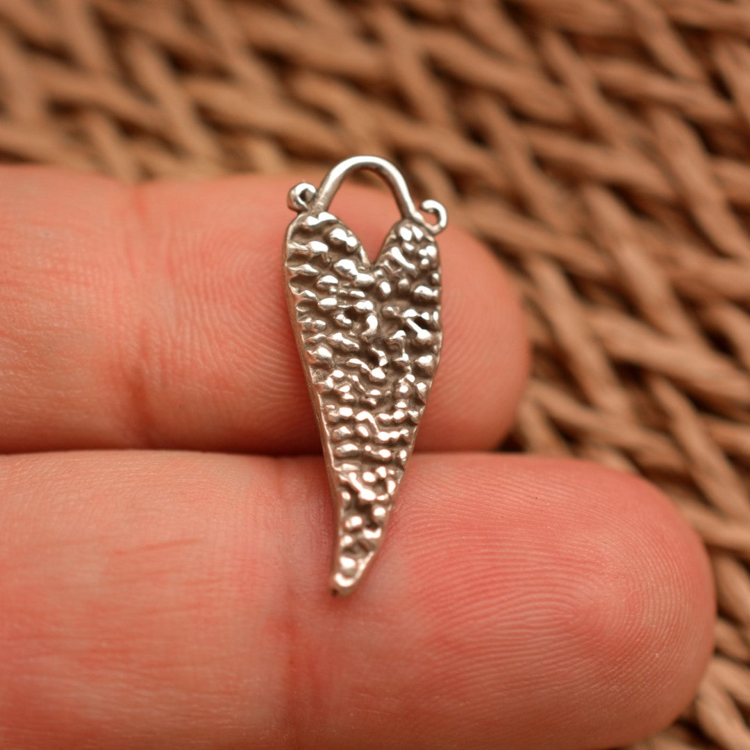 Сребърен медальон 925 „Сърце с капчици роса“ – ръчно изработен талисман за чиста любов и надежда, бохо-рустик скулптурно бижу от ArtDiva.