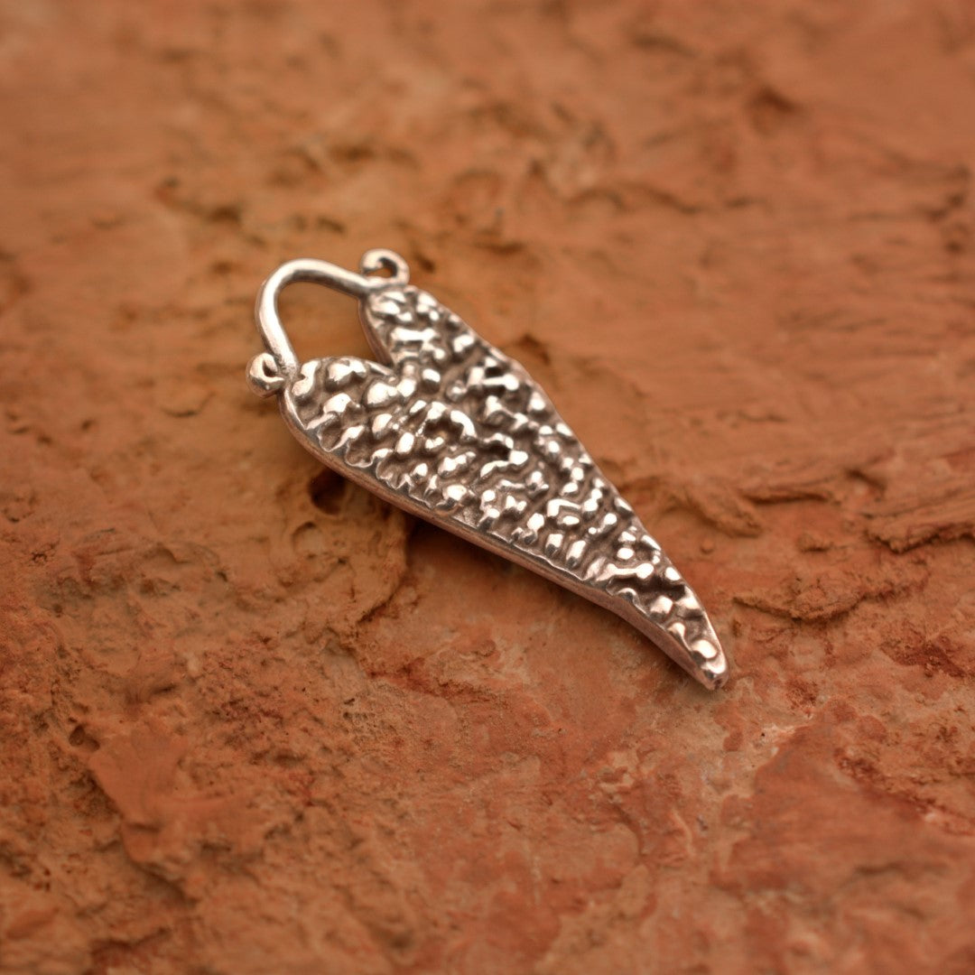 Сребърен медальон 925 „Сърце с капчици роса“ – талисман за чиста любов и надежда | Бохо – Рюстик – Скулптурни бижута | Арт Дива