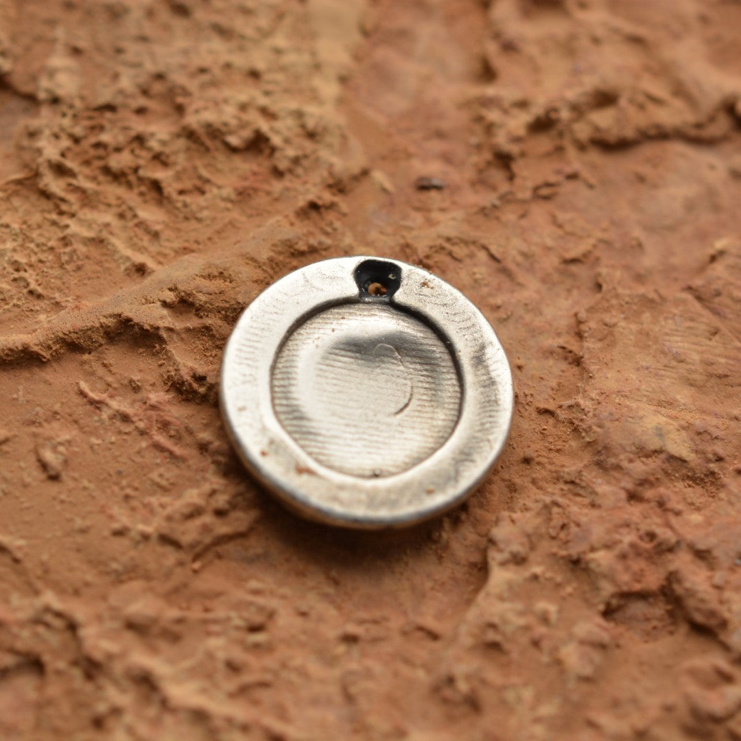 Сребърен медальон 925 „Сърце в кръг“ | Талисман и амулет на любовта и закрилата | Ръчно изработено бижу от Арт Дива | Бохо – Рустик – Скулптурно бижу