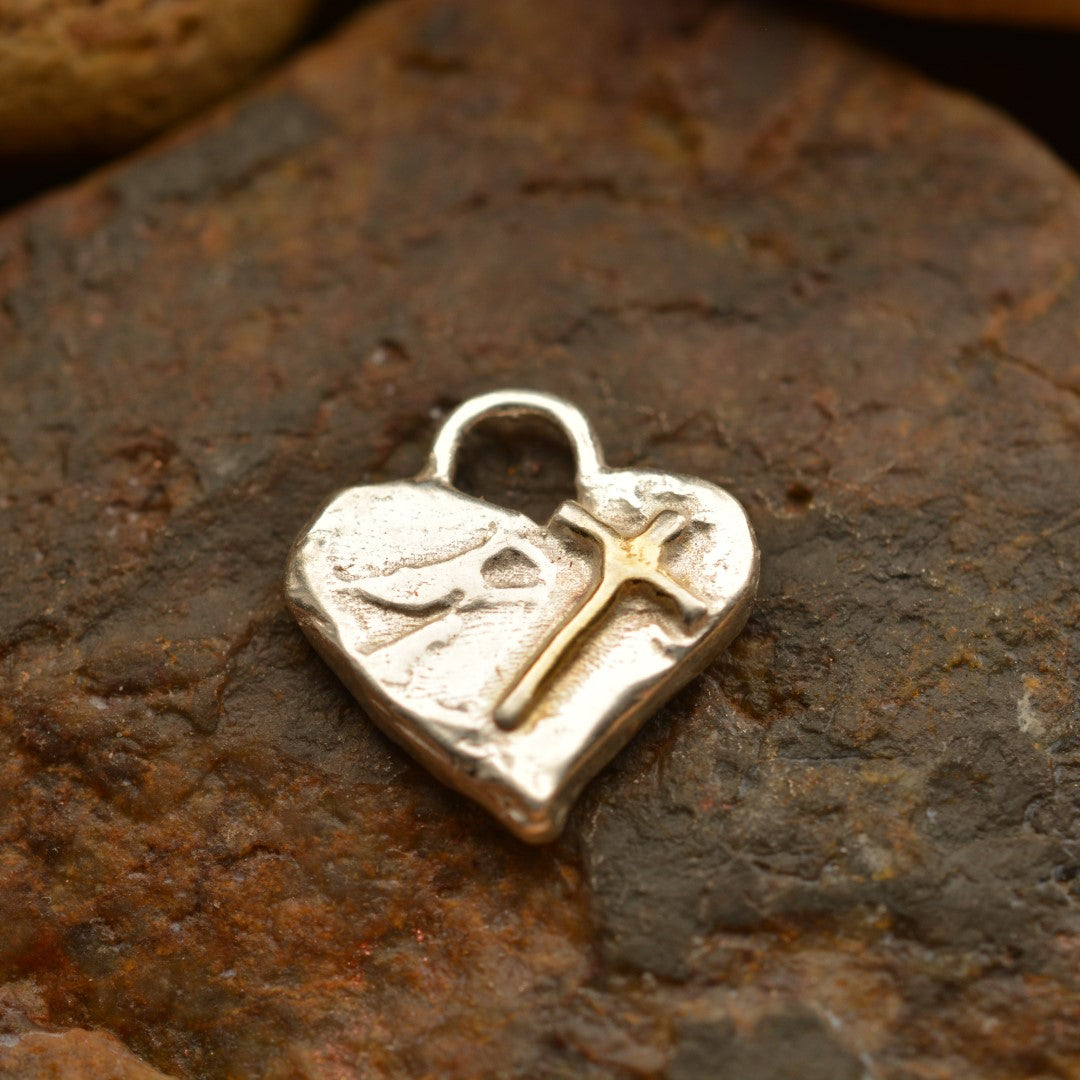 Сребърно Бижу 925 – Вяра в Любовта, Миниатюрен Християнски Медальон Сърце с Кръст, Символ на Духовна Обич, Ръчна Изработка | ArtDiva Рустик Скулптурни Бижута | Колекция „Блясък“ със Златни Акценти