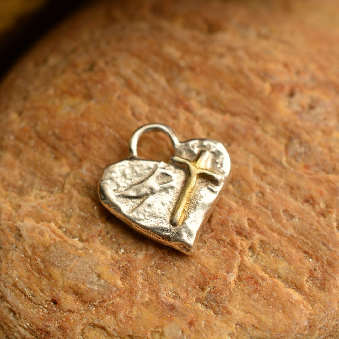 Сребърно Бижу 925 – Вяра в Любовта, Миниатюрен Християнски Медальон Сърце с Кръст, Символ на Духовна Обич, Ръчна Изработка | ArtDiva Рустик Скулптурни Бижута | Колекция „Блясък“ със Златни Акценти