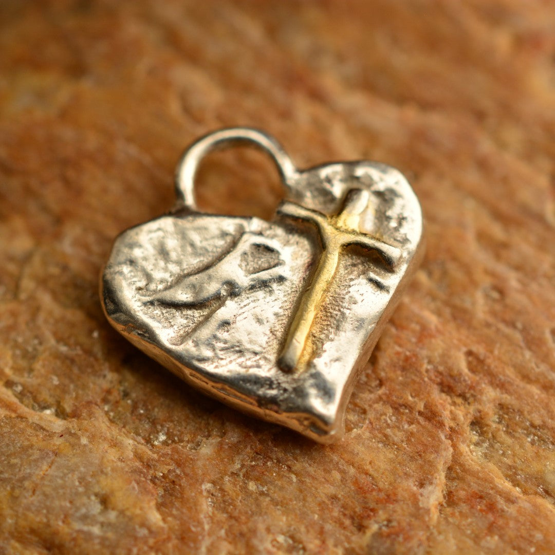 Сребърно Бижу 925 – Вяра в Любовта, Миниатюрен Християнски Медальон Сърце с Кръст, Символ на Духовна Обич, Ръчна Изработка | ArtDiva Рустик Скулптурни Бижута | Колекция „Блясък“ със Златни Акценти