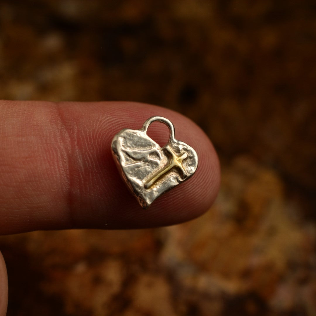 Сребърно Бижу 925 – Вяра в Любовта, Миниатюрен Християнски Медальон Сърце с Кръст, Символ на Духовна Обич, Ръчна Изработка | ArtDiva Рустик Скулптурни Бижута | Колекция „Блясък“ със Златни Акценти