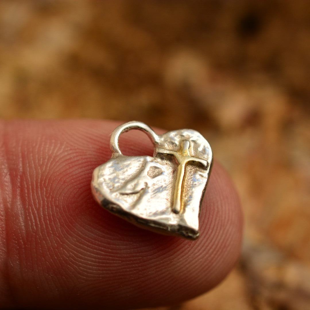 Сребърно Бижу 925 – Вяра в Любовта, Миниатюрен Християнски Медальон Сърце с Кръст, Символ на Духовна Обич, Ръчна Изработка | ArtDiva Рустик Скулптурни Бижута | Колекция „Блясък“ със Златни Акценти