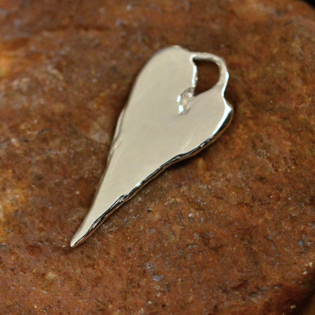 Сребърен медальон 925 дълго сърце с кръст и златни акценти – талисман за вяра в любовта, скулптурни бижута, бохо стил, ръчна изработка, подходящ подарък за майка, дъщеря или приятелка | Арт Дива