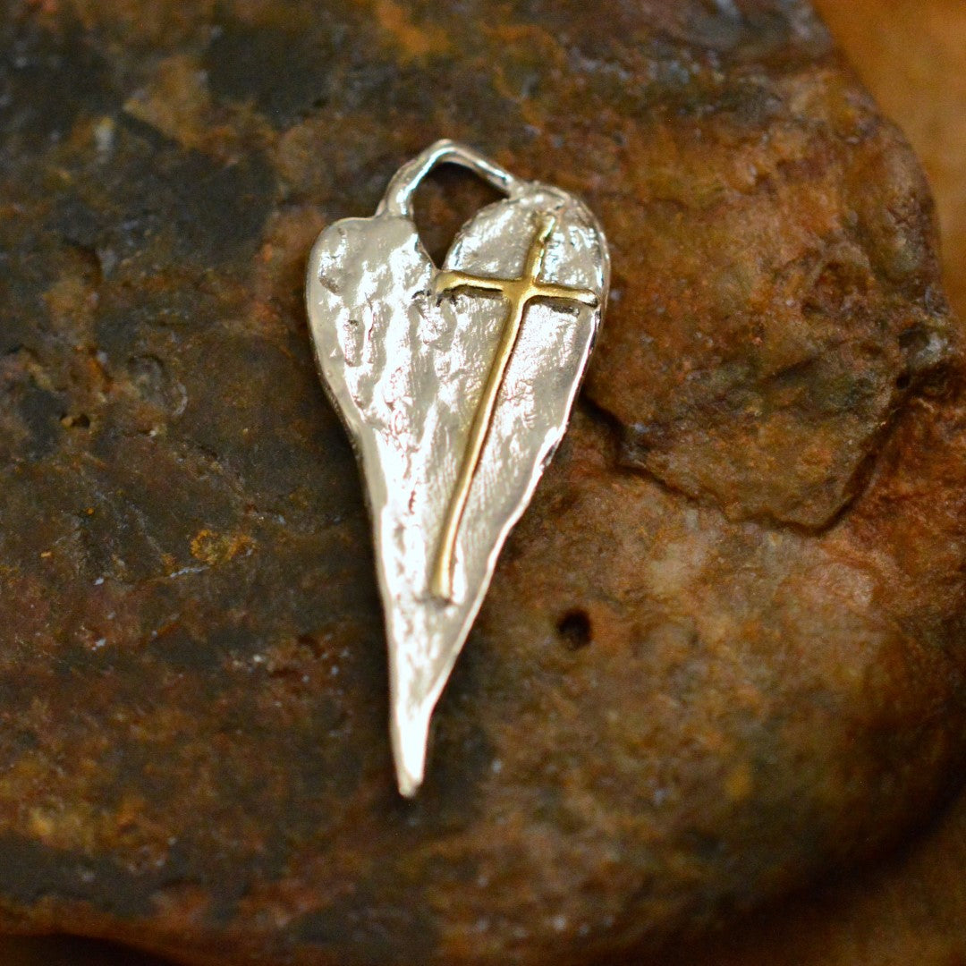 Сребърен медальон 925 дълго сърце с кръст и златни акценти – талисман за вяра в любовта, скулптурни бижута, бохо стил, ръчна изработка, подходящ подарък за майка, дъщеря или приятелка | Арт Дива