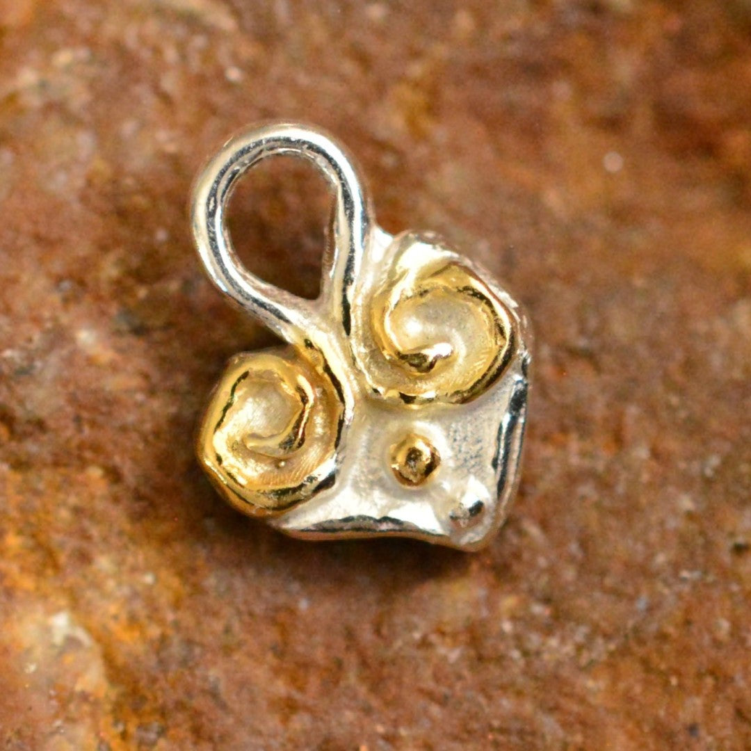 Талисман за любов – сребърно сърце 925 със златни акценти, ръчна изработка в бохо и рустик стил | Арт Дива