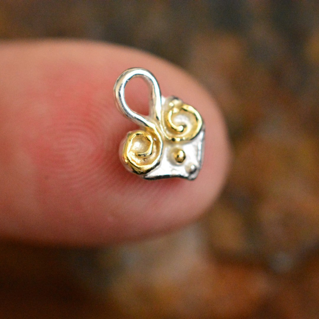 Талисман за любов – сребърно сърце 925 със златни акценти, ръчна изработка в бохо и рустик стил | Арт Дива