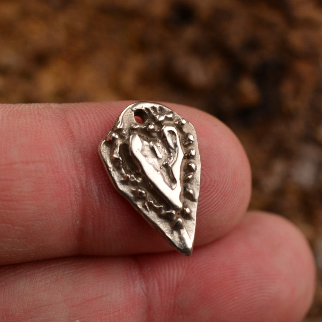 Сребърен медальон 925 „Сърце на обич“ – талисман за любов и нежност | Ръчна изработка бохо рустик скулптурно бижу | Art Diva