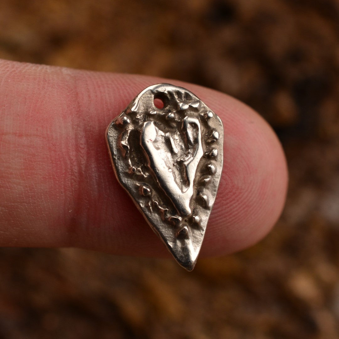 Сребърен медальон 925 „Сърце на обич“ – талисман за любов и нежност | Ръчна изработка бохо рустик скулптурно бижу | Art Diva