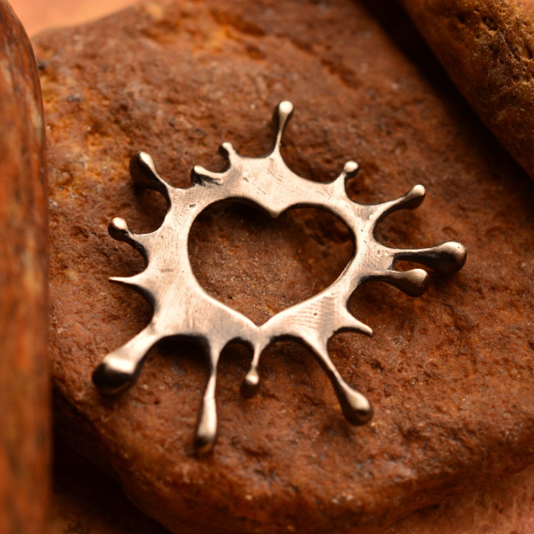 Сребърен медальон 925 „Сърце-пръски“ – символ на творческата енергия и любовта към изкуството, ръчно изработено бохо-рустик скулптурно бижу от Арт Дива.