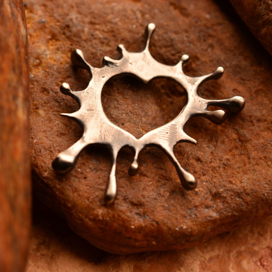 Сребърен медальон 925 „Сърце-пръски" – талисман на творческата енергия и любовта към изкуството | Оксидирано бохо – рустик скулптурно бижу | Арт Дива