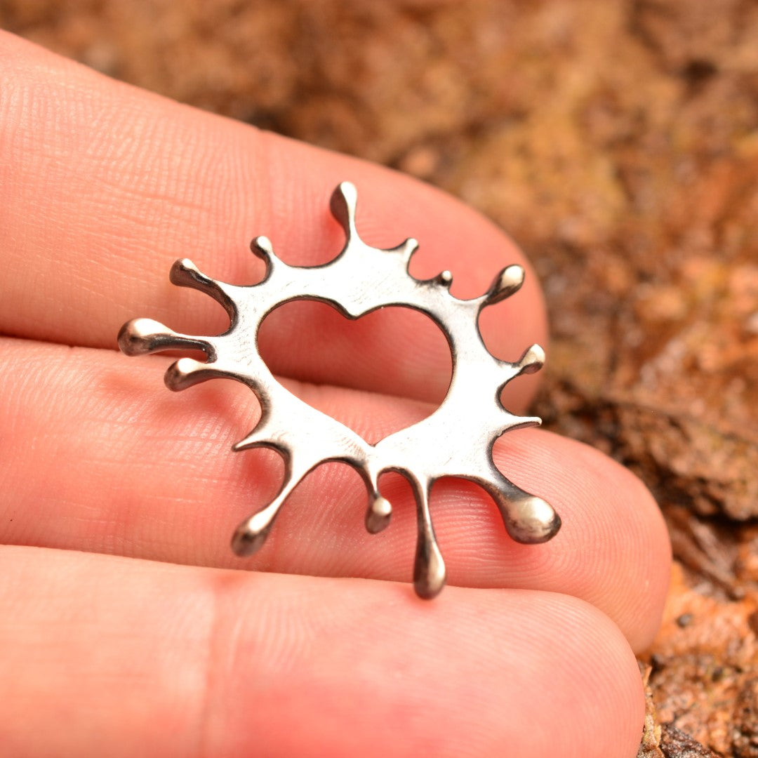 Сребърен медальон 925 „Сърце-пръски" – талисман на творческата енергия и любовта към изкуството | Оксидирано бохо – рустик скулптурно бижу | Арт Дива