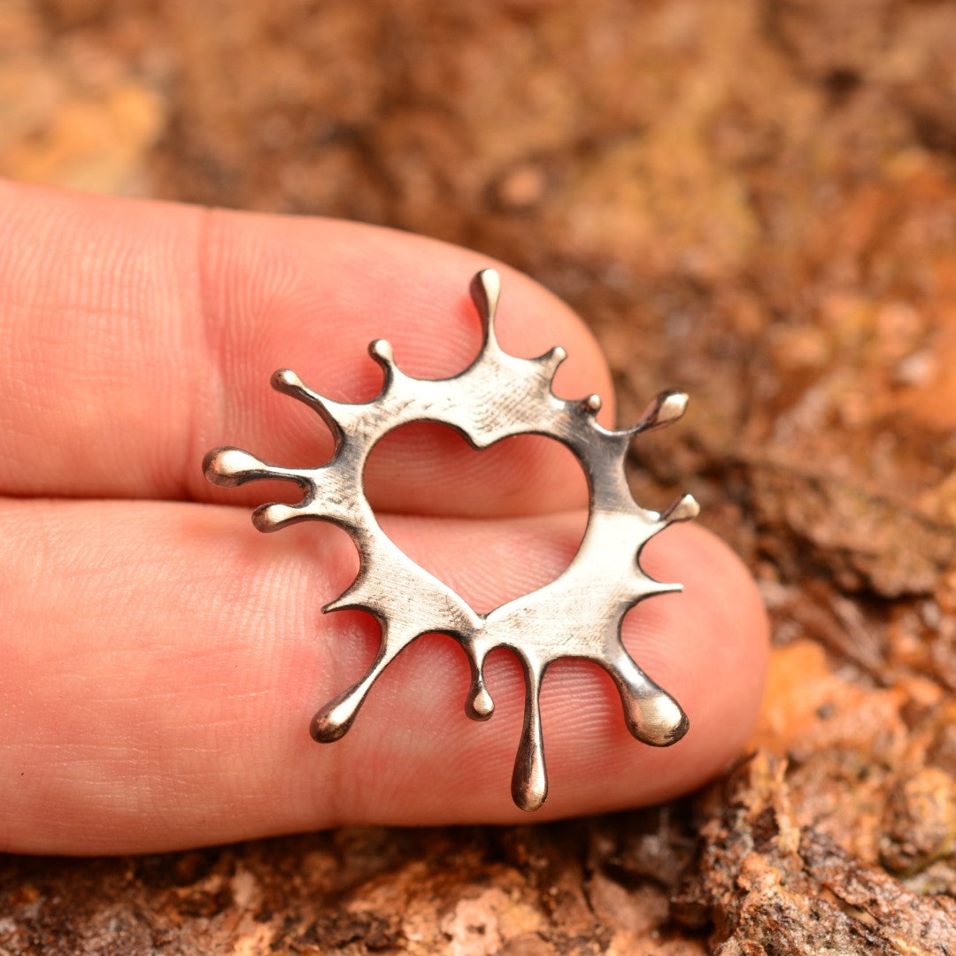 Сребърен медальон 925 „Сърце-пръски" – талисман на творческата енергия и любовта към изкуството | Оксидирано бохо – рустик скулптурно бижу | Арт Дива
