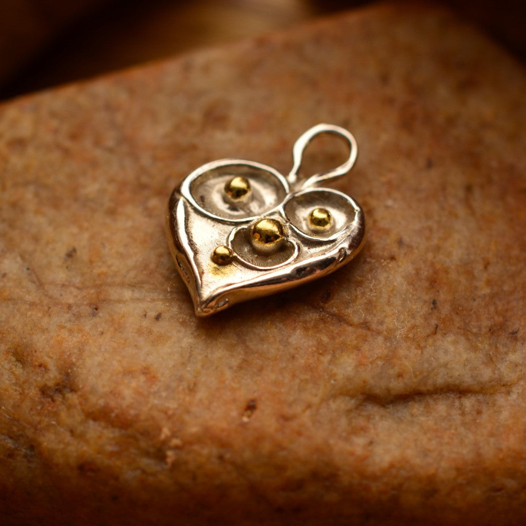 Ръчно изработен сребърен медальон 925 „Сърце с капчици роса“ със златни акценти | Талисман на чистата любов и новото начало | Амулет на нежността | Бохо – Рустик – Скулптурни бижута | Арт Дива