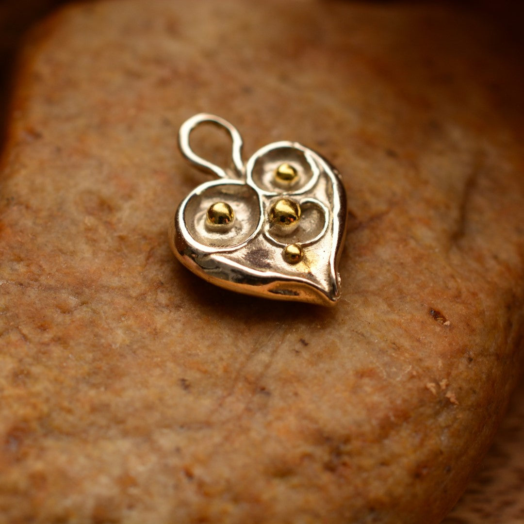 Ръчно изработен сребърен медальон 925 „Сърце с капчици роса“ със златни акценти | Талисман на чистата любов и новото начало | Амулет на нежността | Бохо – Рустик – Скулптурни бижута | Арт Дива